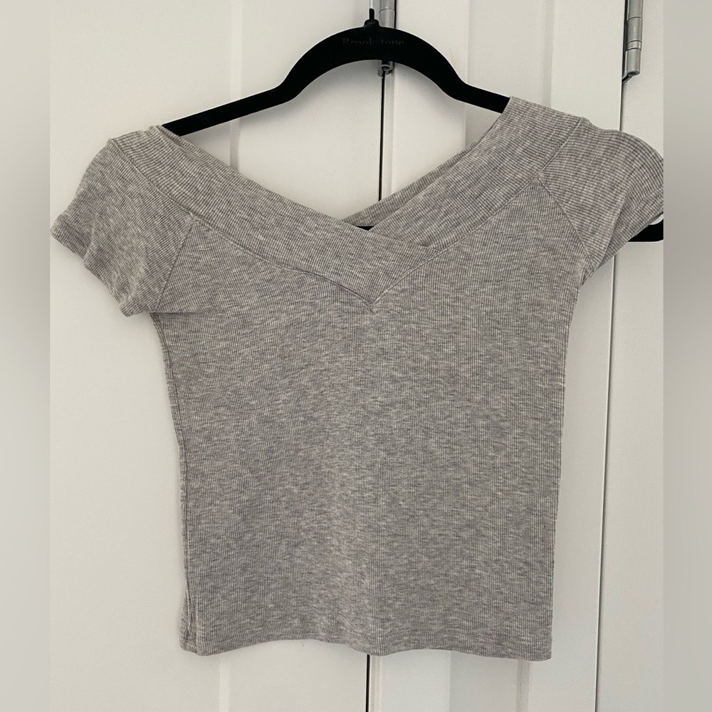 Olivaceous gray cropped crisscross top